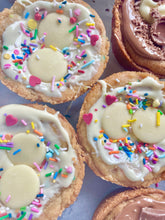 Load image into Gallery viewer, Funfetti Deep Dish Cookie