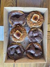 Load image into Gallery viewer, Mixed box of vegan deep  dish cookies