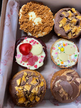 Load image into Gallery viewer, Deep dish cookie box of 6